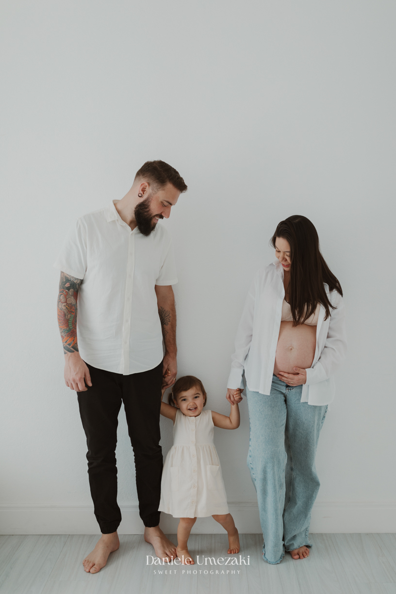 na Vila Oliveira, Mogi das Cruzes. Camila, Adriano e a filha Laura celebram a doce espera do Pedro em um ensaio cheio de afeto e conexão. ensaio gestante mogi das cruzes, fotografia gestante