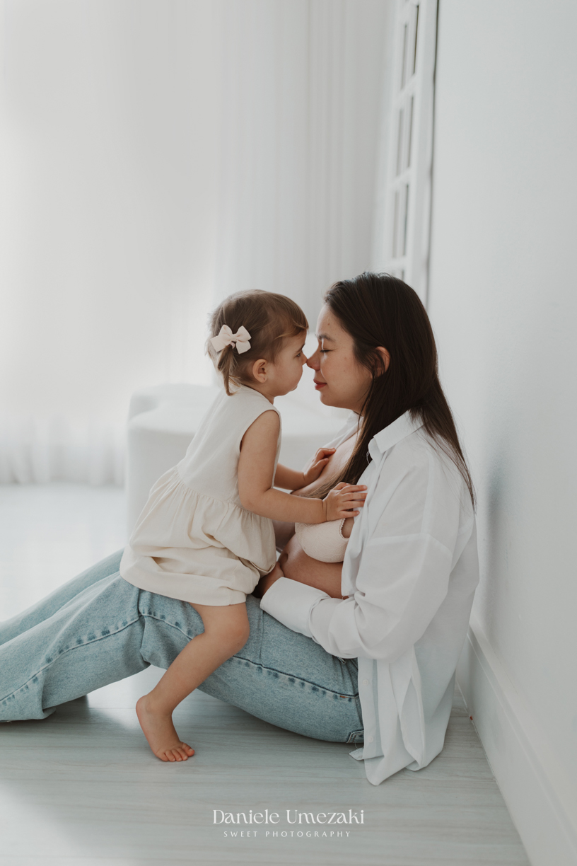 na Vila Oliveira, Mogi das Cruzes. Camila, Adriano e a filha Laura celebram a doce espera do Pedro em um ensaio cheio de afeto e conexão. ensaio gestante mogi das cruzes, fotografia gestante