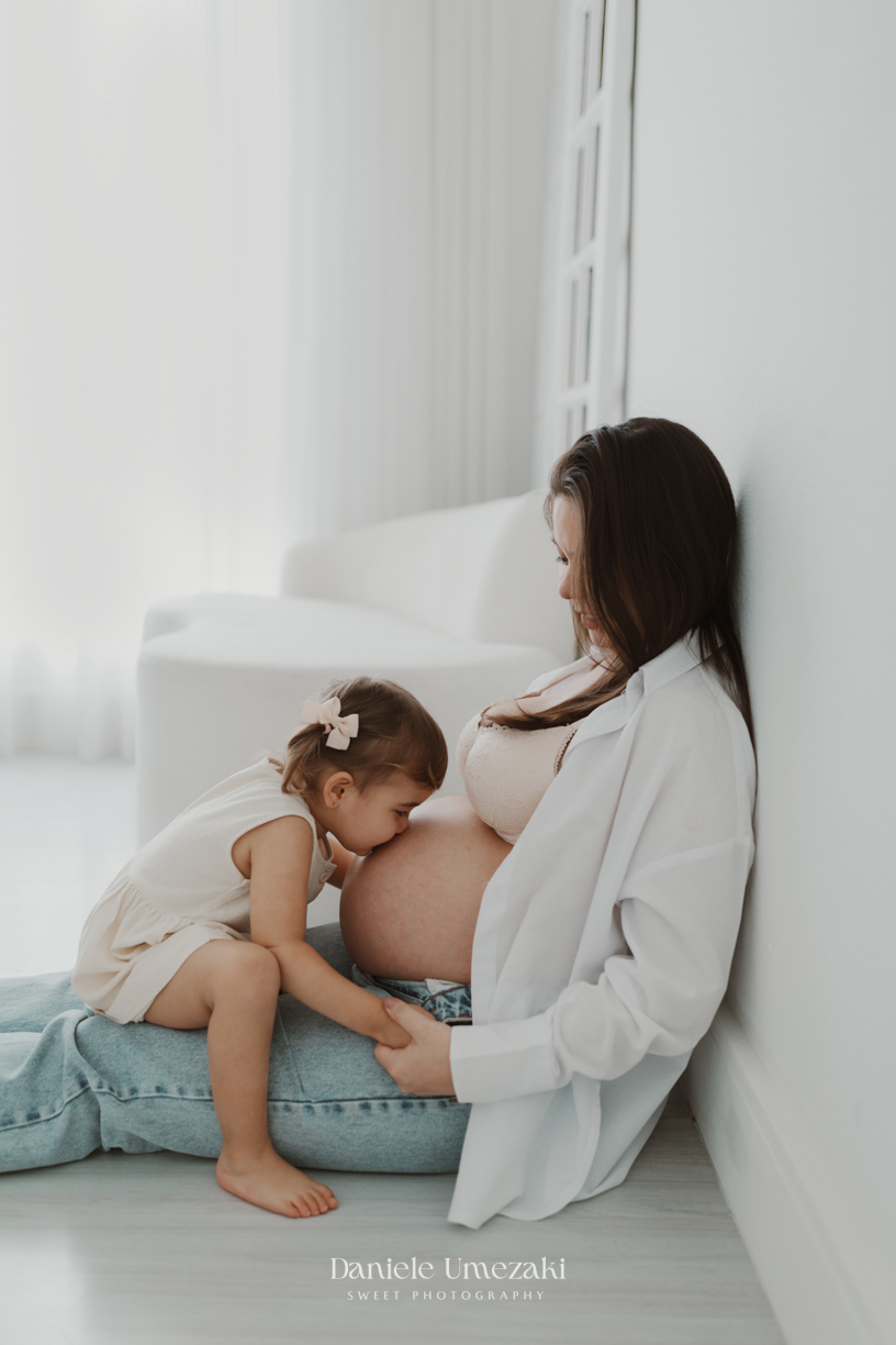 na Vila Oliveira, Mogi das Cruzes. Camila, Adriano e a filha Laura celebram a doce espera do Pedro em um ensaio cheio de afeto e conexão. ensaio gestante mogi das cruzes, fotografia gestante