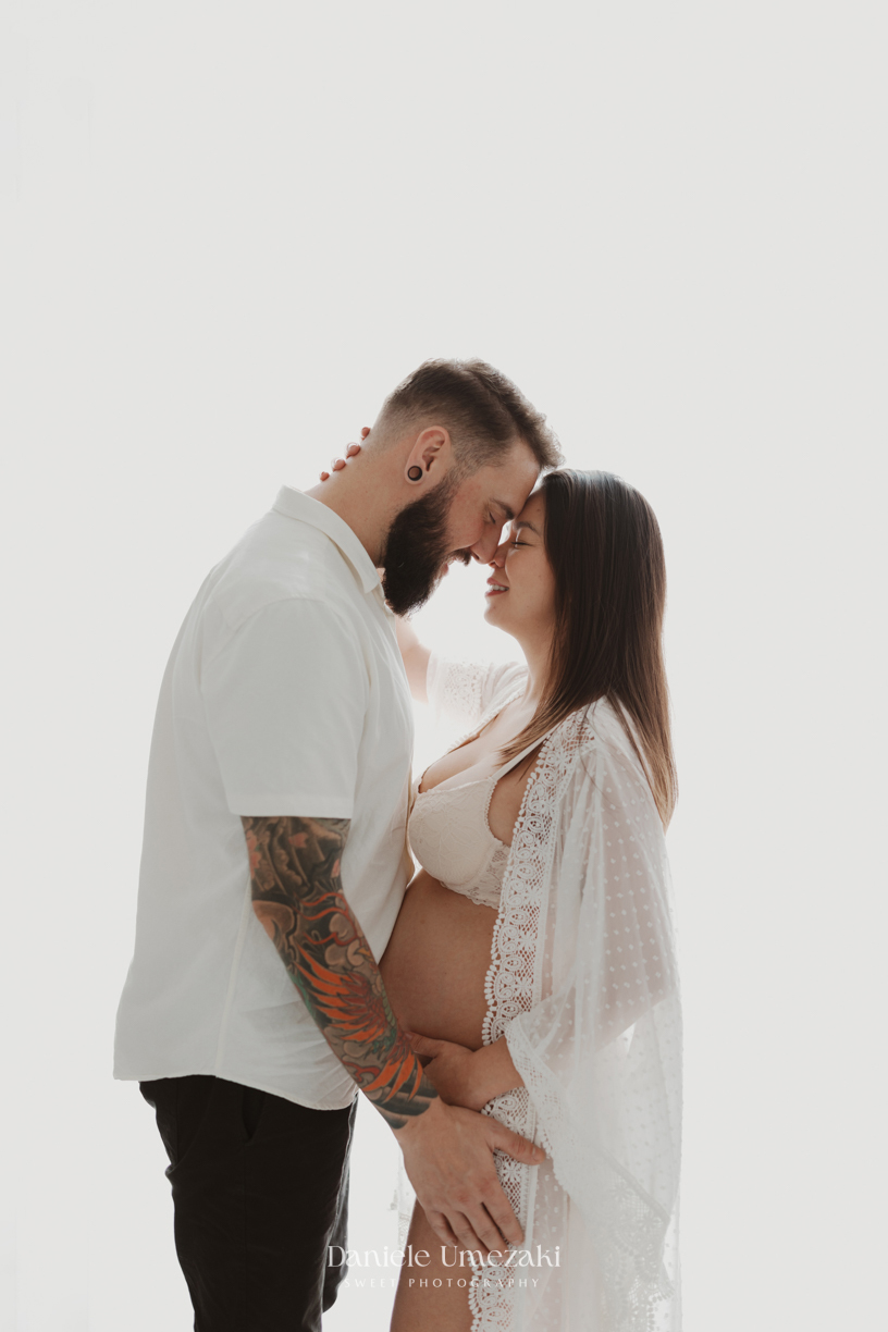 na Vila Oliveira, Mogi das Cruzes. Camila, Adriano e a filha Laura celebram a doce espera do Pedro em um ensaio cheio de afeto e conexão. ensaio gestante mogi das cruzes, fotografia gestante