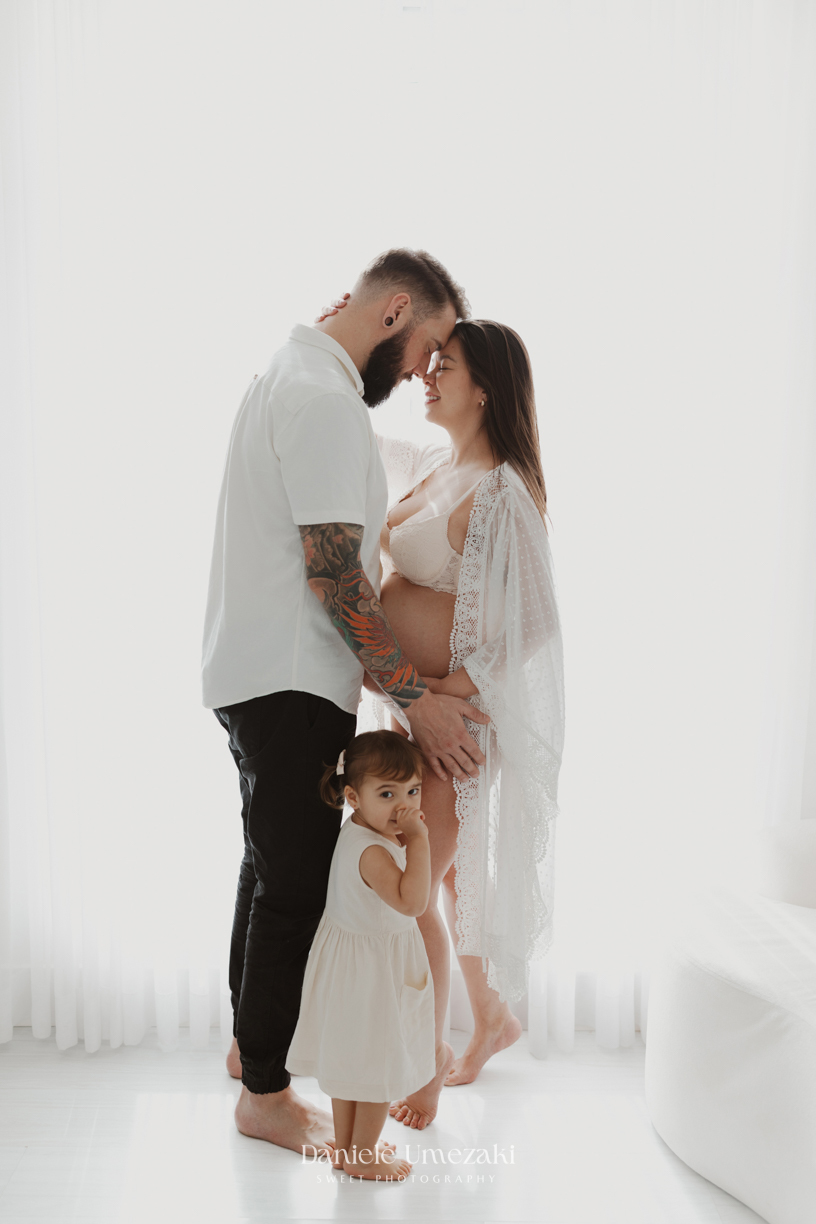 na Vila Oliveira, Mogi das Cruzes. Camila, Adriano e a filha Laura celebram a doce espera do Pedro em um ensaio cheio de afeto e conexão. ensaio gestante mogi das cruzes, fotografia gestante
