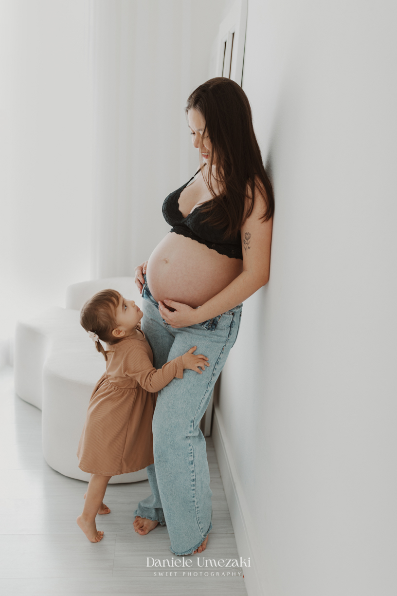 na Vila Oliveira, Mogi das Cruzes. Camila, Adriano e a filha Laura celebram a doce espera do Pedro em um ensaio cheio de afeto e conexão. ensaio gestante mogi das cruzes, fotografia gestante