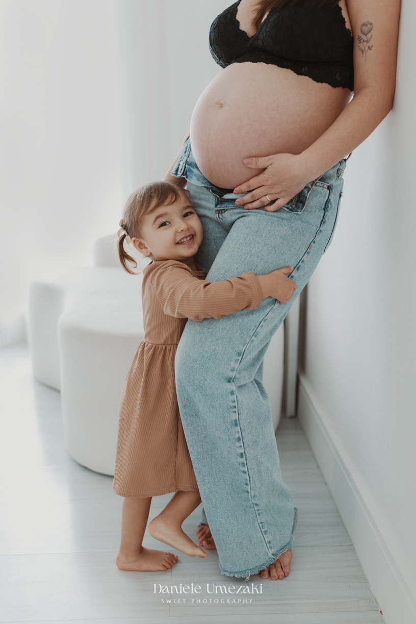 na Vila Oliveira, Mogi das Cruzes. Camila, Adriano e a filha Laura celebram a doce espera do Pedro em um ensaio cheio de afeto e conexão. ensaio gestante mogi das cruzes, fotografia gestante