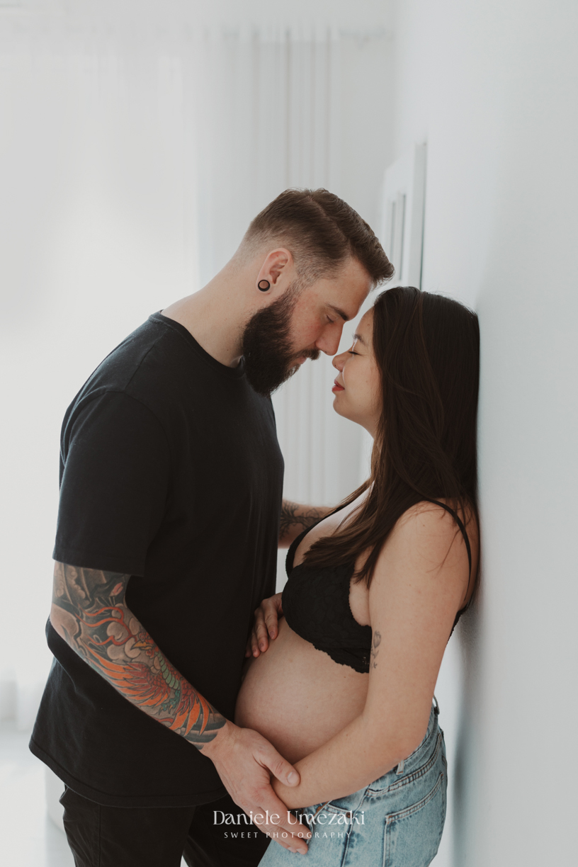 na Vila Oliveira, Mogi das Cruzes. Camila, Adriano e a filha Laura celebram a doce espera do Pedro em um ensaio cheio de afeto e conexão. ensaio gestante mogi das cruzes, fotografia gestante