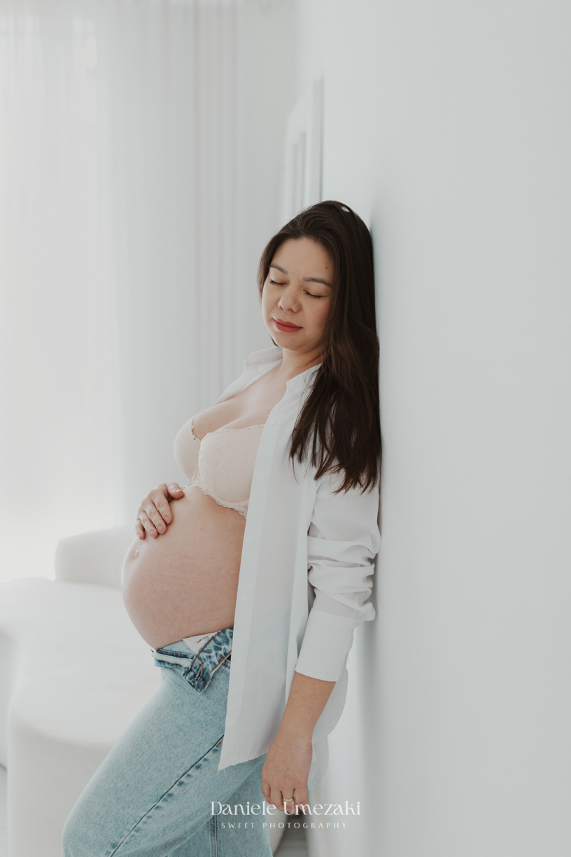 na Vila Oliveira, Mogi das Cruzes. Camila, Adriano e a filha Laura celebram a doce espera do Pedro em um ensaio cheio de afeto e conexão. ensaio gestante mogi das cruzes, fotografia gestante
