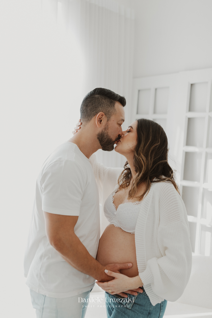 Ensaio gestante realizado em Mogi das Cruzes, no estúdio de Dani Umezaki. Um ensaio leve, clean e cheio de amor, celebrando a doce espera pela Lara Kaori.ensaio gestante em Mogi das Cruzes, fotografia de gestante Mogi, estúdio de gestante em Mogi, Dani Um
