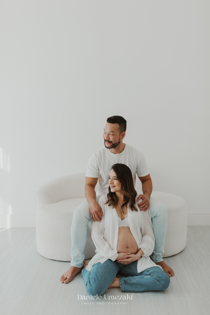 Ensaio gestante realizado em Mogi das Cruzes, no estúdio de Dani Umezaki. Um ensaio leve, clean e cheio de amor, celebrando a doce espera pela Lara Kaori.ensaio gestante em Mogi das Cruzes, fotografia de gestante Mogi, estúdio de gestante em Mogi, Dani Um