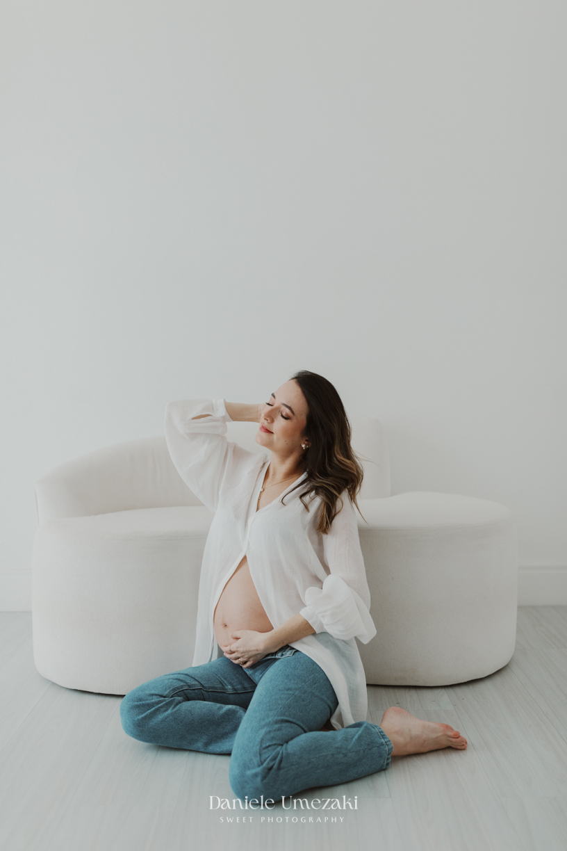 Ensaio gestante realizado em Mogi das Cruzes, no estúdio de Dani Umezaki. Um ensaio leve, clean e cheio de amor, celebrando a doce espera pela Lara Kaori.ensaio gestante em Mogi das Cruzes, fotografia de gestante Mogi, estúdio de gestante em Mogi, Dani Um