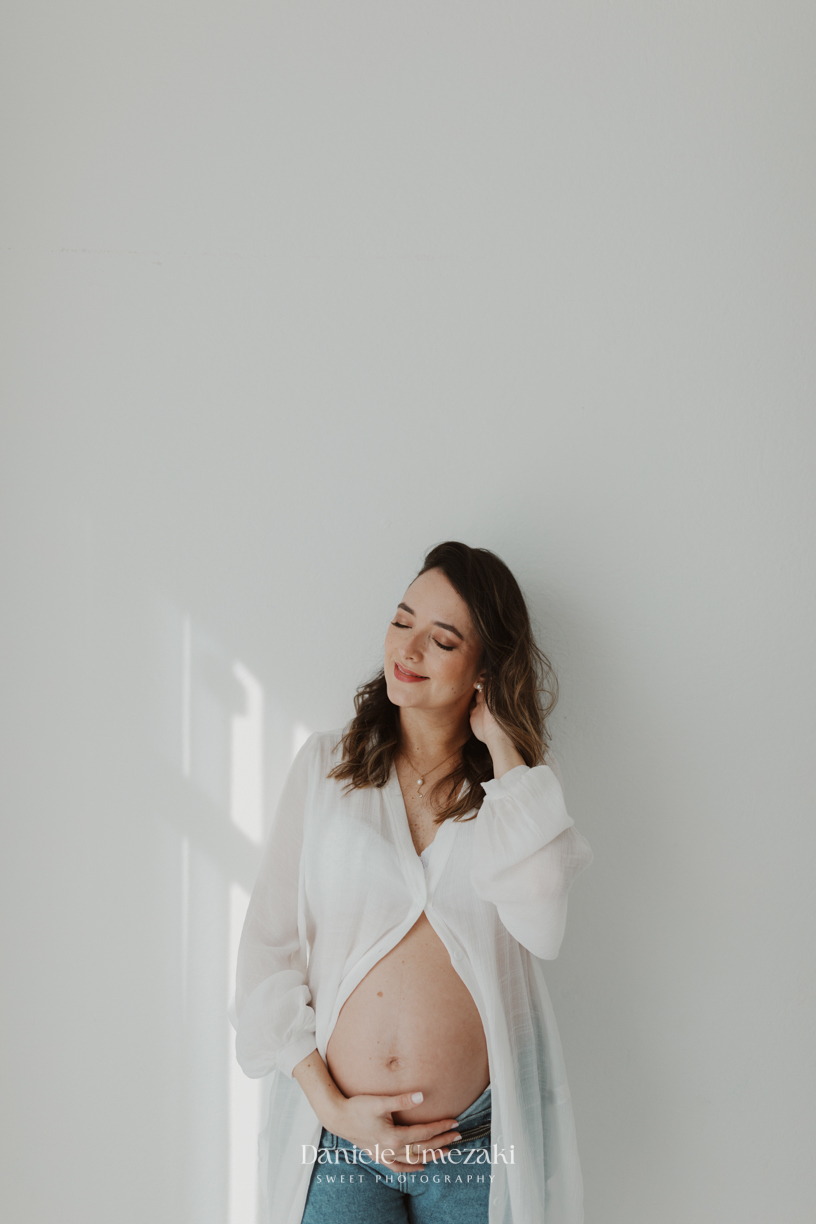 Ensaio gestante realizado em Mogi das Cruzes, no estúdio de Dani Umezaki. Um ensaio leve, clean e cheio de amor, celebrando a doce espera pela Lara Kaori.ensaio gestante em Mogi das Cruzes, fotografia de gestante Mogi, estúdio de gestante em Mogi, Dani Um
