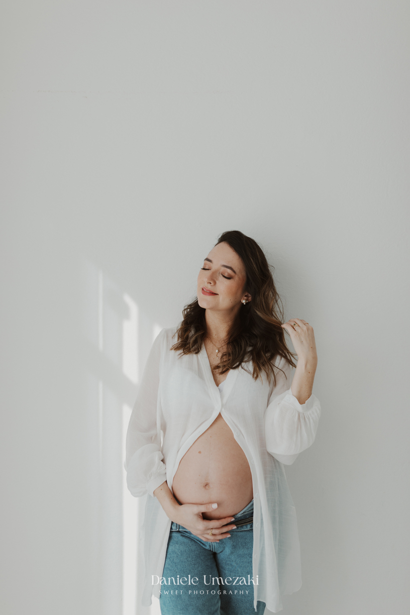 Ensaio gestante realizado em Mogi das Cruzes, no estúdio de Dani Umezaki. Um ensaio leve, clean e cheio de amor, celebrando a doce espera pela Lara Kaori.ensaio gestante em Mogi das Cruzes, fotografia de gestante Mogi, estúdio de gestante em Mogi, Dani Um