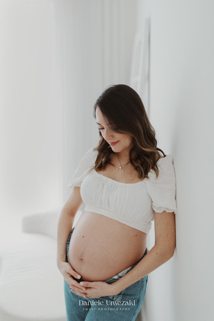 Ensaio gestante realizado em Mogi das Cruzes, no estúdio de Dani Umezaki. Um ensaio leve, clean e cheio de amor, celebrando a doce espera pela Lara Kaori.ensaio gestante em Mogi das Cruzes, fotografia de gestante Mogi, estúdio de gestante em Mogi, Dani Um