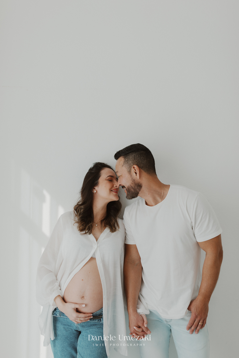 Ensaio gestante realizado em Mogi das Cruzes, no estúdio de Dani Umezaki. Um ensaio leve, clean e cheio de amor, celebrando a doce espera pela Lara Kaori.ensaio gestante em Mogi das Cruzes, fotografia de gestante Mogi, estúdio de gestante em Mogi, Dani Um