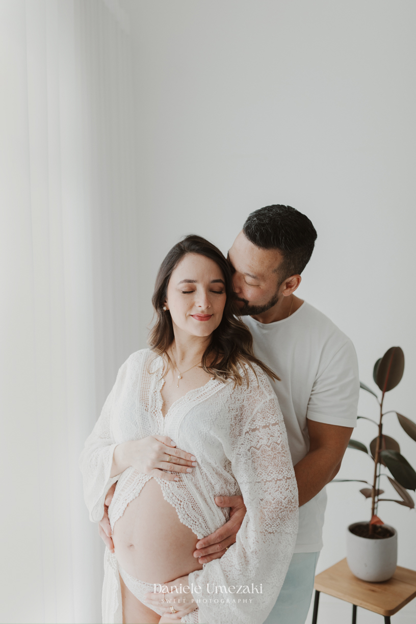 Ensaio gestante realizado em Mogi das Cruzes, no estúdio de Dani Umezaki. Um ensaio leve, clean e cheio de amor, celebrando a doce espera pela Lara Kaori.ensaio gestante em Mogi das Cruzes, fotografia de gestante Mogi, estúdio de gestante em Mogi, Dani Um
