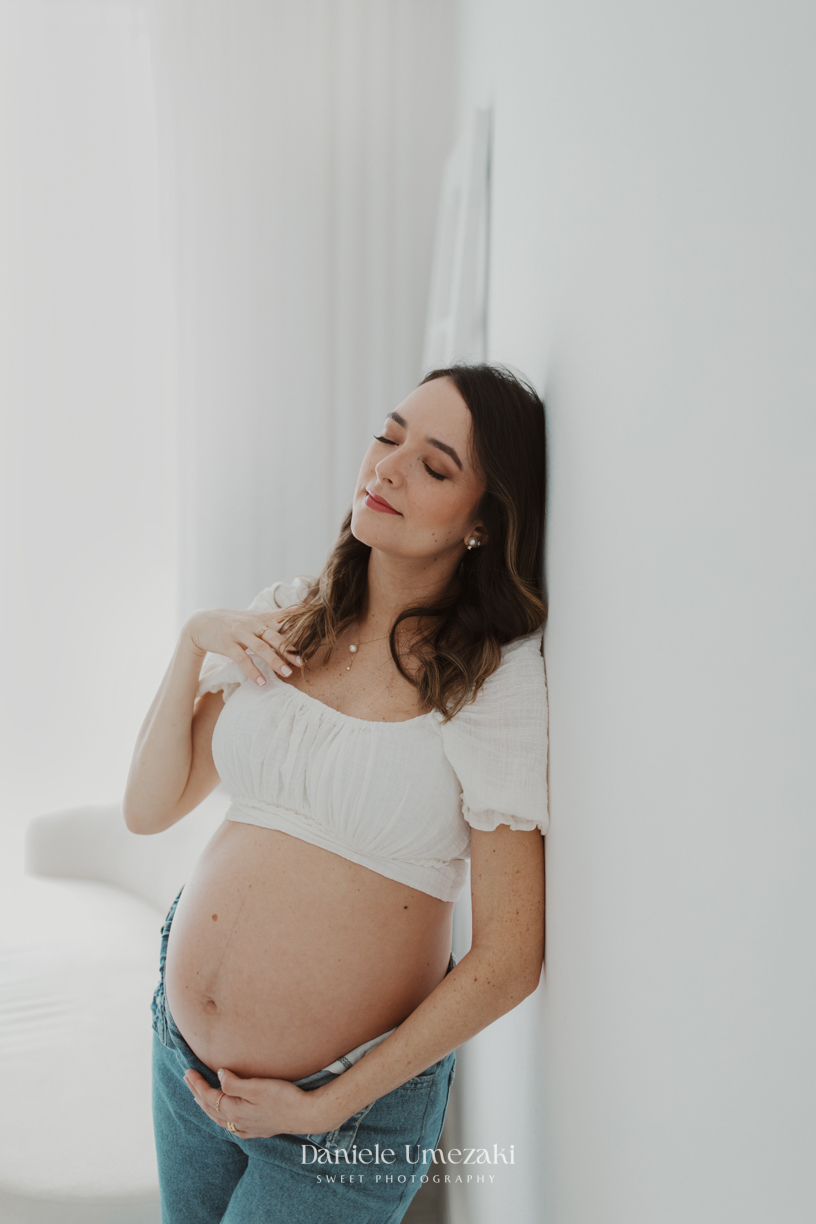 Ensaio gestante realizado em Mogi das Cruzes, no estúdio de Dani Umezaki. Um ensaio leve, clean e cheio de amor, celebrando a doce espera pela Lara Kaori.ensaio gestante em Mogi das Cruzes, fotografia de gestante Mogi, estúdio de gestante em Mogi, Dani Um
