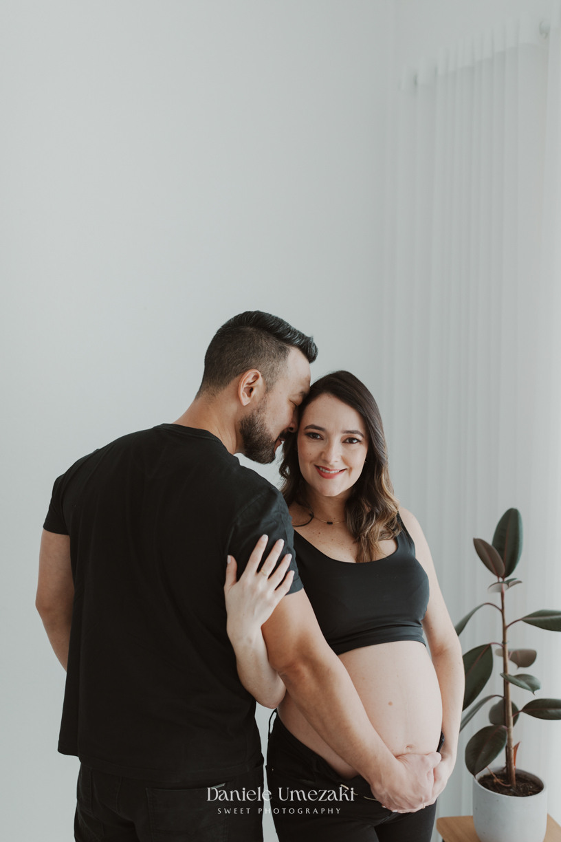 Ensaio gestante realizado em Mogi das Cruzes, no estúdio de Dani Umezaki. Um ensaio leve, clean e cheio de amor, celebrando a doce espera pela Lara Kaori.ensaio gestante em Mogi das Cruzes, fotografia de gestante Mogi, estúdio de gestante em Mogi, Dani Um