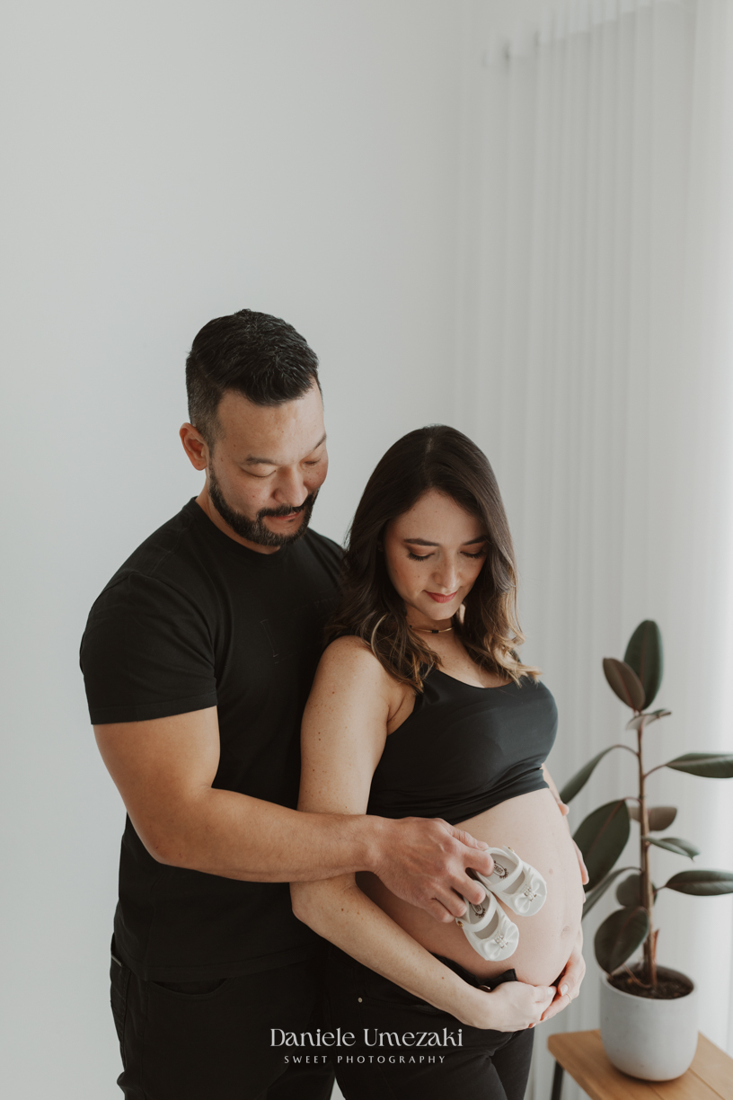 Ensaio gestante realizado em Mogi das Cruzes, no estúdio de Dani Umezaki. Um ensaio leve, clean e cheio de amor, celebrando a doce espera pela Lara Kaori.ensaio gestante em Mogi das Cruzes, fotografia de gestante Mogi, estúdio de gestante em Mogi, Dani Um