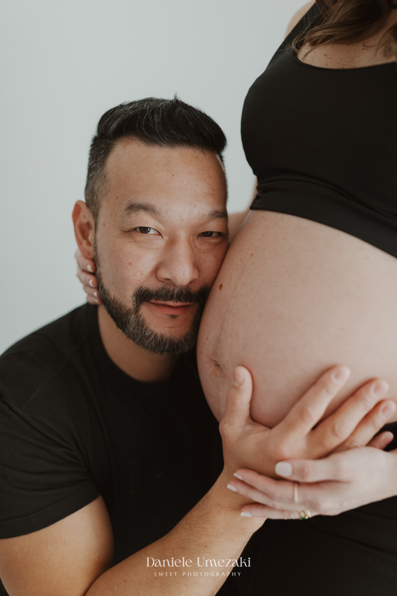Ensaio gestante realizado em Mogi das Cruzes, no estúdio de Dani Umezaki. Um ensaio leve, clean e cheio de amor, celebrando a doce espera pela Lara Kaori.ensaio gestante em Mogi das Cruzes, fotografia de gestante Mogi, estúdio de gestante em Mogi, Dani Um