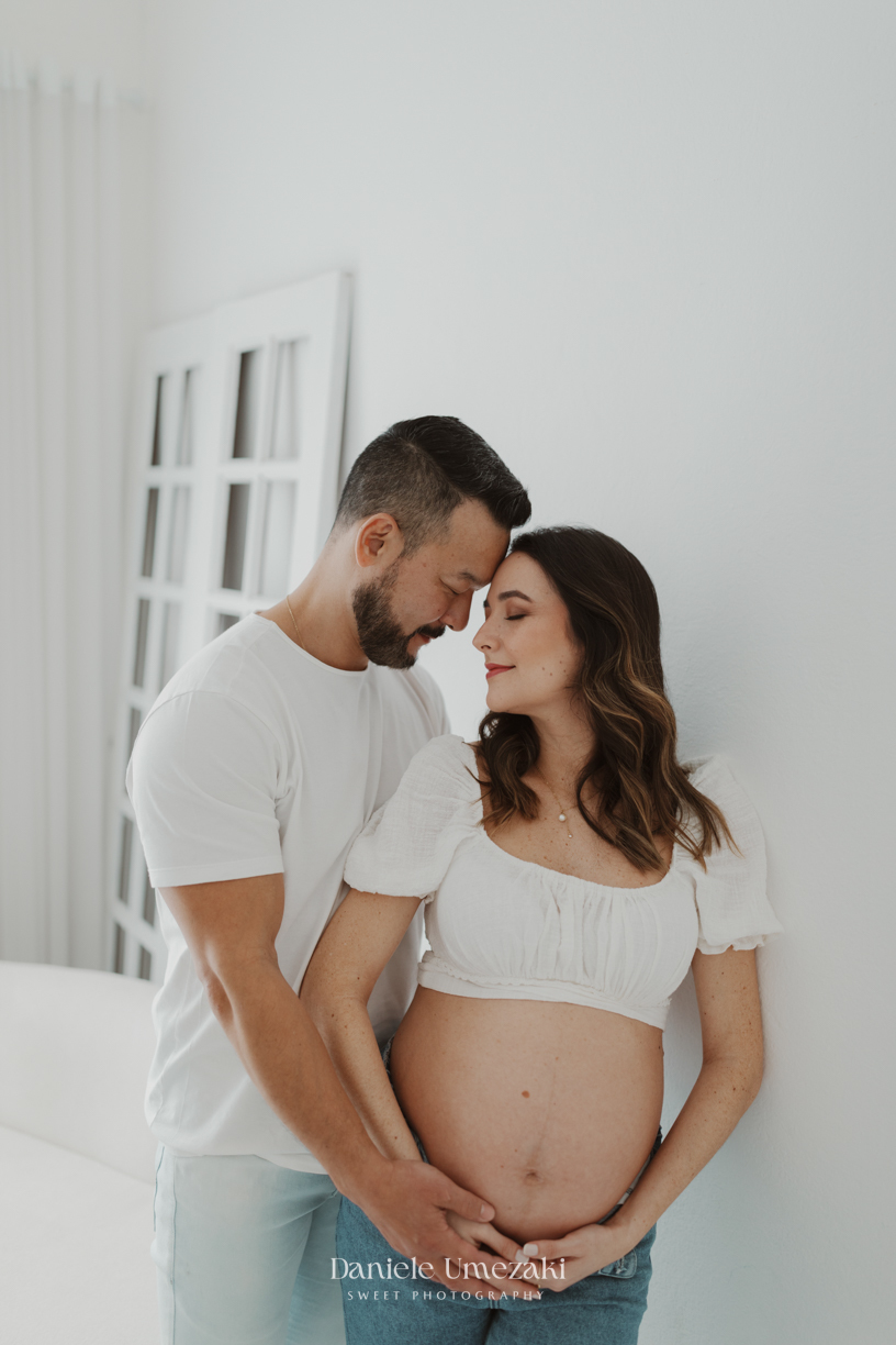 Ensaio gestante realizado em Mogi das Cruzes, no estúdio de Dani Umezaki. Um ensaio leve, clean e cheio de amor, celebrando a doce espera pela Lara Kaori.ensaio gestante em Mogi das Cruzes, fotografia de gestante Mogi, estúdio de gestante em Mogi, Dani Um