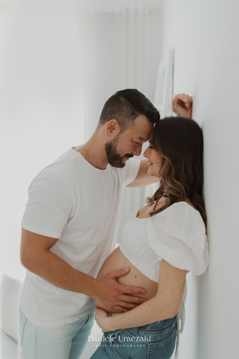 Ensaio gestante realizado em Mogi das Cruzes, no estúdio de Dani Umezaki. Um ensaio leve, clean e cheio de amor, celebrando a doce espera pela Lara Kaori.ensaio gestante em Mogi das Cruzes, fotografia de gestante Mogi, estúdio de gestante em Mogi, Dani Um