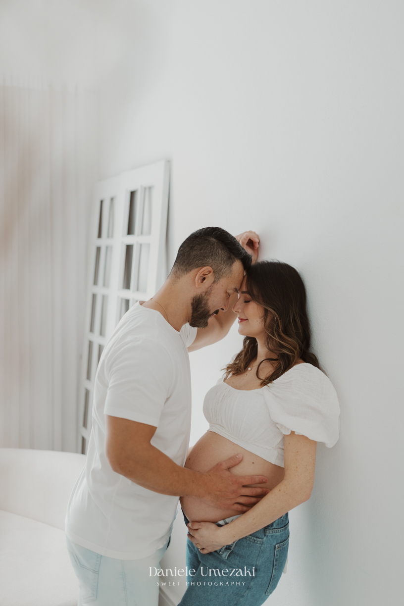 Ensaio gestante realizado em Mogi das Cruzes, no estúdio de Dani Umezaki. Um ensaio leve, clean e cheio de amor, celebrando a doce espera pela Lara Kaori.ensaio gestante em Mogi das Cruzes, fotografia de gestante Mogi, estúdio de gestante em Mogi, Dani Um