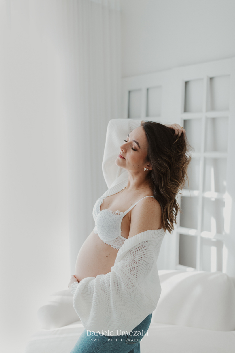 Ensaio gestante realizado em Mogi das Cruzes, no estúdio de Dani Umezaki. Um ensaio leve, clean e cheio de amor, celebrando a doce espera pela Lara Kaori.ensaio gestante em Mogi das Cruzes, fotografia de gestante Mogi, estúdio de gestante em Mogi, Dani Um
