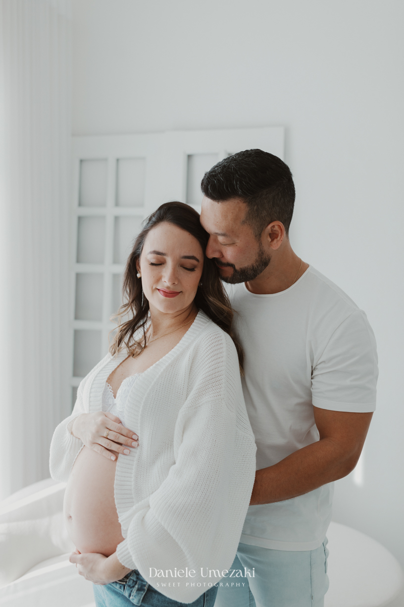 Ensaio gestante realizado em Mogi das Cruzes, no estúdio de Dani Umezaki. Um ensaio leve, clean e cheio de amor, celebrando a doce espera pela Lara Kaori.ensaio gestante em Mogi das Cruzes, fotografia de gestante Mogi, estúdio de gestante em Mogi, Dani Um