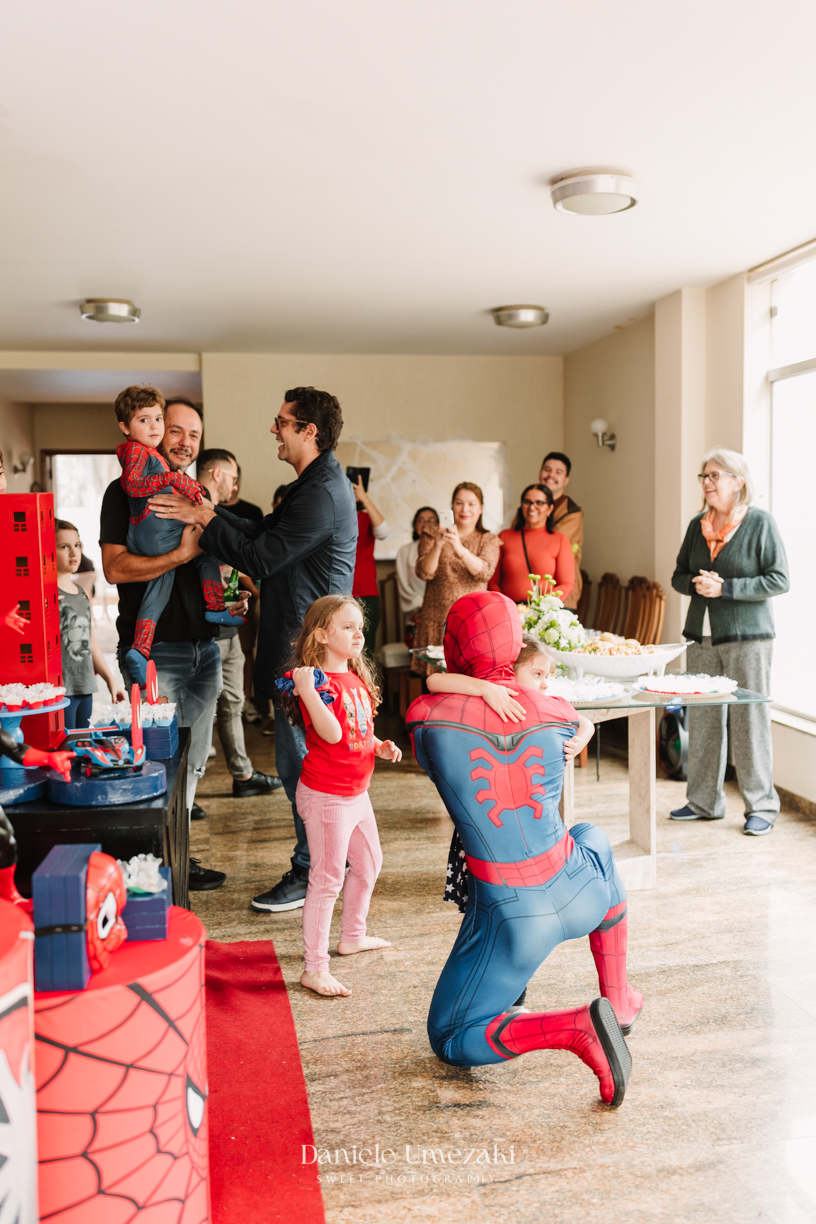 Álvaro e Filippo comemoraram 3 anos com uma festa linda do Homem-Aranha em SP. Um almoço leve e cheio de amor, registrado por Dani Umezaki, fotógrafa de família e aniversário.  Fotografia de aniversário em SP. fotógrafo infantil São Paulo, festa infantil 