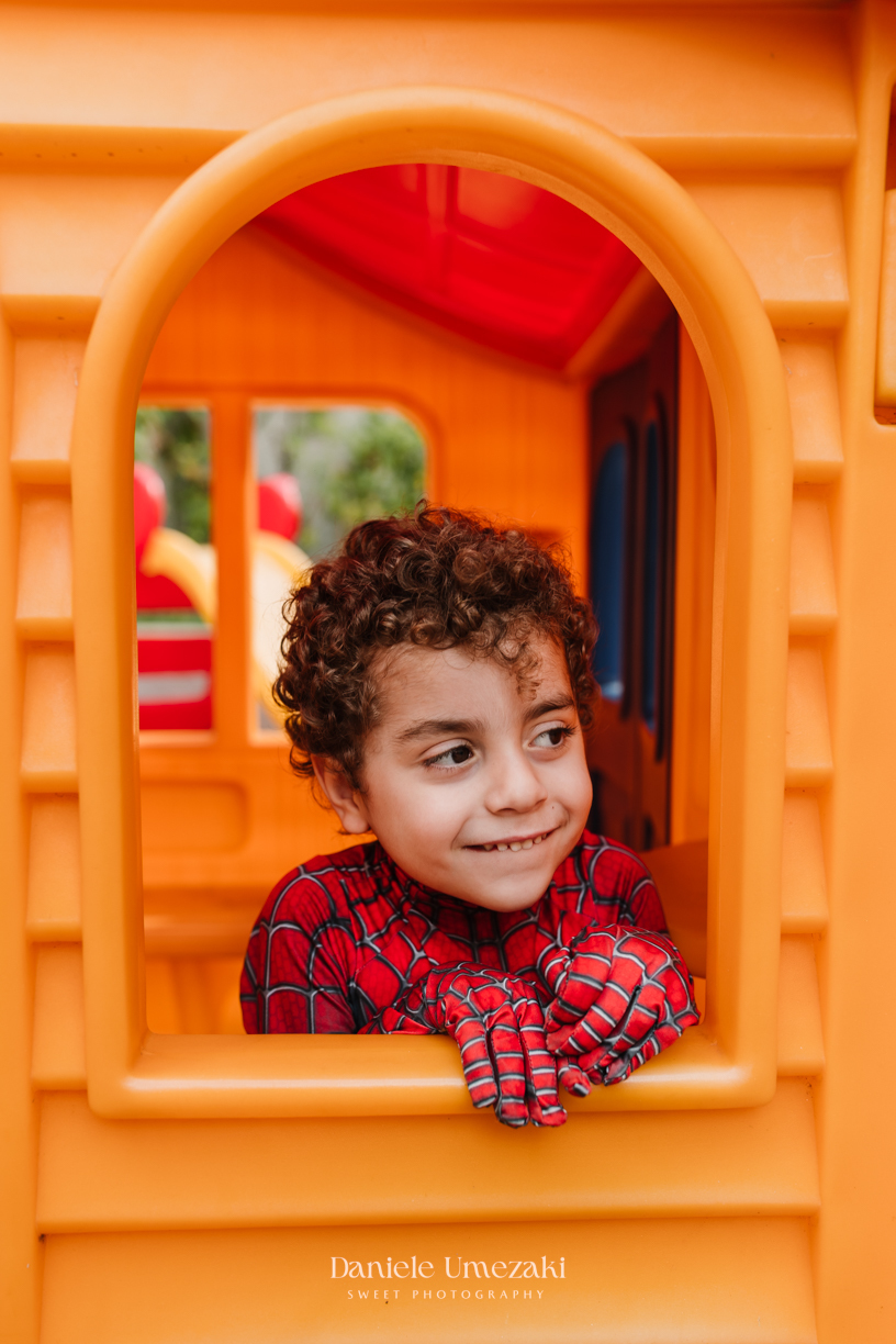 Álvaro e Filippo comemoraram 3 anos com uma festa linda do Homem-Aranha em SP. Um almoço leve e cheio de amor, registrado por Dani Umezaki, fotógrafa de família e aniversário.  Fotografia de aniversário em SP. fotógrafo infantil São Paulo, festa infantil 