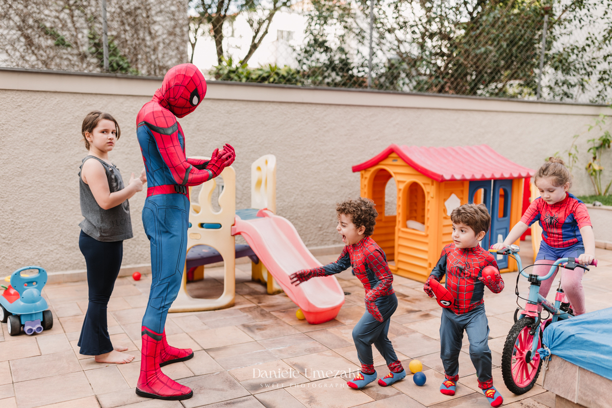 Álvaro e Filippo comemoraram 3 anos com uma festa linda do Homem-Aranha em SP. Um almoço leve e cheio de amor, registrado por Dani Umezaki, fotógrafa de família e aniversário.  Fotografia de aniversário em SP. fotógrafo infantil São Paulo, festa infantil 