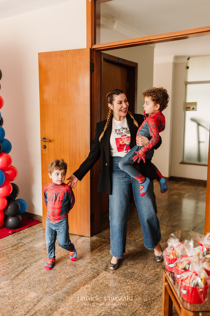 Álvaro e Filippo comemoraram 3 anos com uma festa linda do Homem-Aranha em SP. Um almoço leve e cheio de amor, registrado por Dani Umezaki, fotógrafa de família e aniversário.  Fotografia de aniversário em SP. fotógrafo infantil São Paulo, festa infantil 