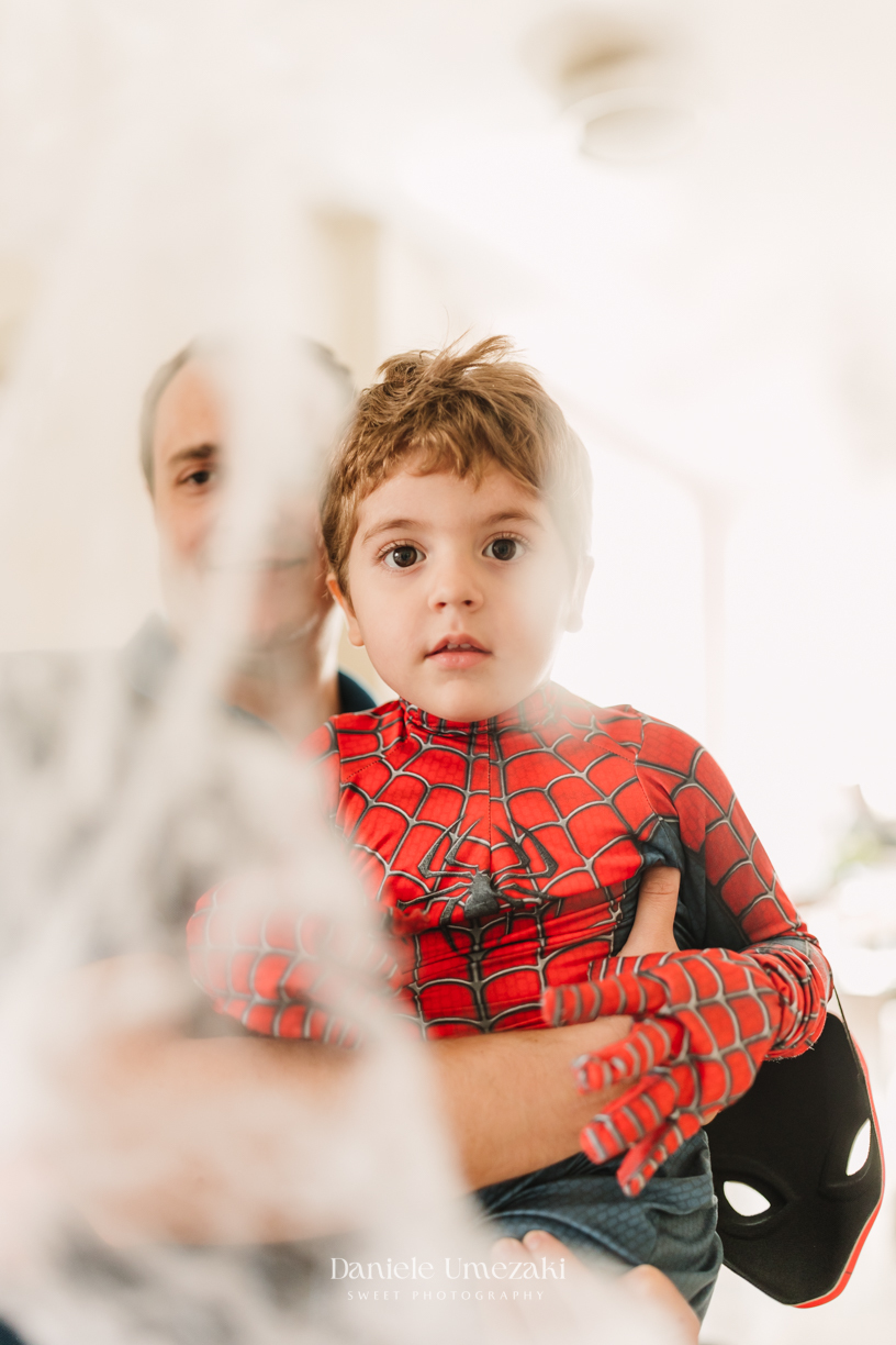 Álvaro e Filippo comemoraram 3 anos com uma festa linda do Homem-Aranha em SP. Um almoço leve e cheio de amor, registrado por Dani Umezaki, fotógrafa de família e aniversário.  Fotografia de aniversário em SP. fotógrafo infantil São Paulo, festa infantil 