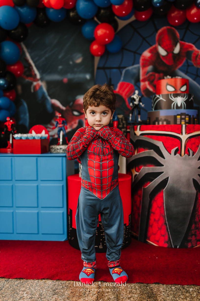 Álvaro e Filippo comemoraram 3 anos com uma festa linda do Homem-Aranha em SP. Um almoço leve e cheio de amor, registrado por Dani Umezaki, fotógrafa de família e aniversário.  Fotografia de aniversário em SP. fotógrafo infantil São Paulo, festa infantil 