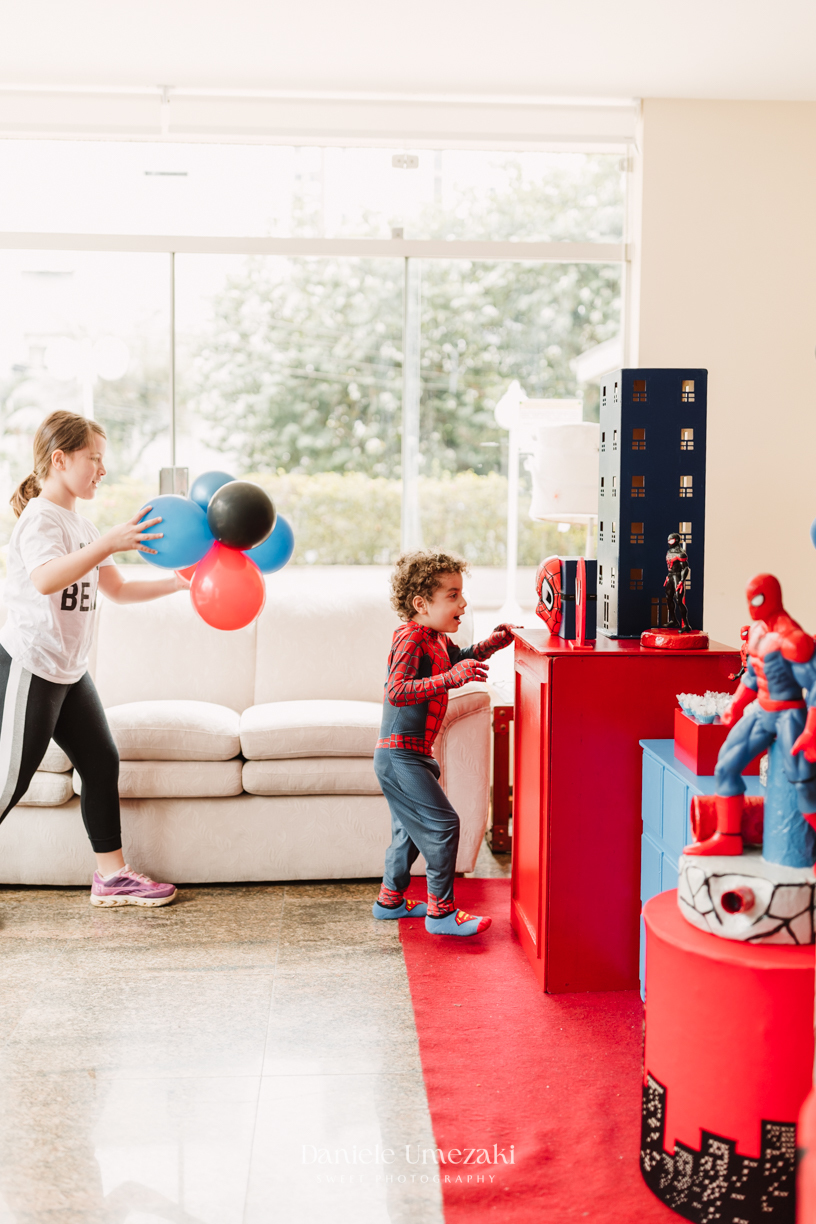 Álvaro e Filippo comemoraram 3 anos com uma festa linda do Homem-Aranha em SP. Um almoço leve e cheio de amor, registrado por Dani Umezaki, fotógrafa de família e aniversário.  Fotografia de aniversário em SP. fotógrafo infantil São Paulo, festa infantil 