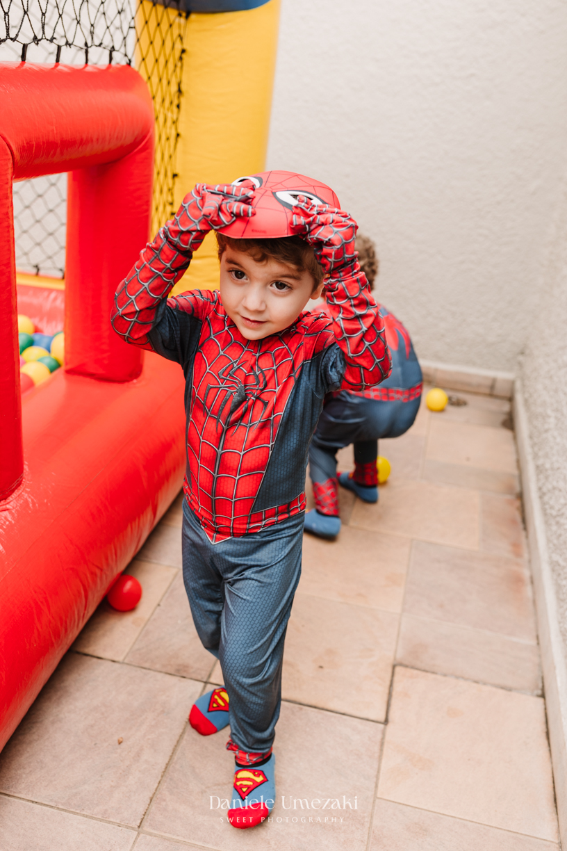 Álvaro e Filippo comemoraram 3 anos com uma festa linda do Homem-Aranha em SP. Um almoço leve e cheio de amor, registrado por Dani Umezaki, fotógrafa de família e aniversário.  Fotografia de aniversário em SP. fotógrafo infantil São Paulo, festa infantil 