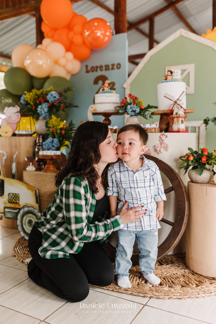 Lorenzo e Gustavo comemoraram juntos com uma festa fazendinha linda e cheia de alegria em Mogi das Cruzes. Decoração da Cerejeira Decora e registro de Dani Umezaki. fotografia de aniversário em Mogi das Cruzes, festa infantil fazendinha, fotógrafa Mogi