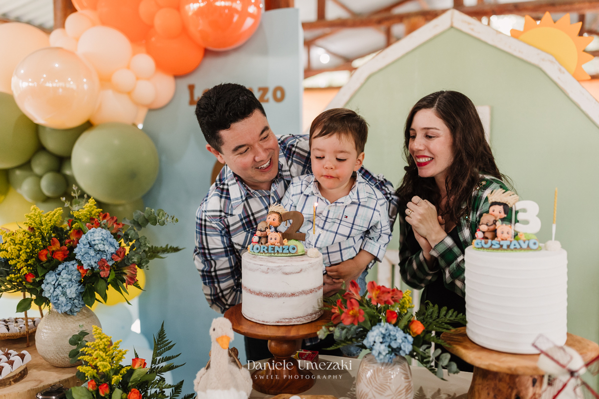Lorenzo e Gustavo comemoraram juntos com uma festa fazendinha linda e cheia de alegria em Mogi das Cruzes. Decoração da Cerejeira Decora e registro de Dani Umezaki. fotografia de aniversário em Mogi das Cruzes, festa infantil fazendinha, fotógrafa Mogi