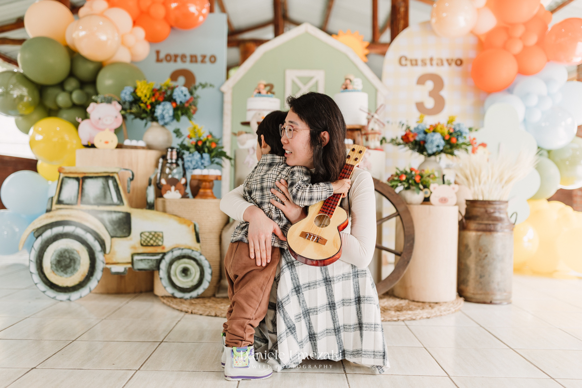 Lorenzo e Gustavo comemoraram juntos com uma festa fazendinha linda e cheia de alegria em Mogi das Cruzes. Decoração da Cerejeira Decora e registro de Dani Umezaki. fotografia de aniversário em Mogi das Cruzes, festa infantil fazendinha, fotógrafa Mogi