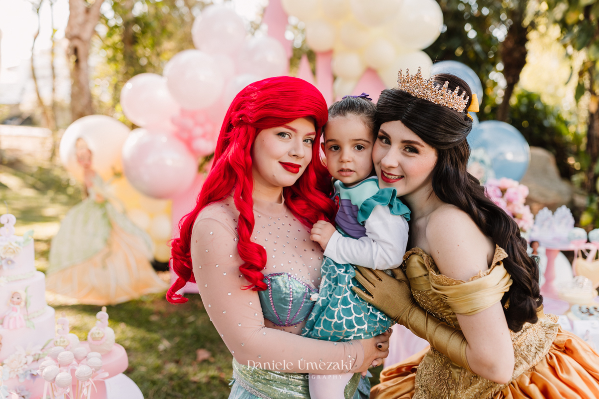 Maria Teresa comemorou seus 3 anos com uma festa ao ar livre encantadora no Real Park, em Mogi das Cruzes. Tema princesas da Disney, decoração da Doce de Laço e registro por Dani Umezaki. fotografia de aniversário em Mogi das Cruzes, festa infantil 