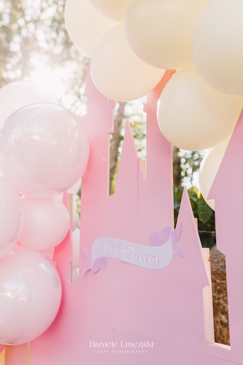Maria Teresa comemorou seus 3 anos com uma festa ao ar livre encantadora no Real Park, em Mogi das Cruzes. Tema princesas da Disney, decoração da Doce de Laço e registro por Dani Umezaki. fotografia de aniversário em Mogi das Cruzes, festa infantil 