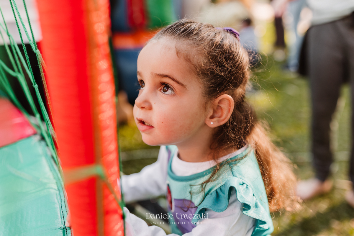 Maria Teresa comemorou seus 3 anos com uma festa ao ar livre encantadora no Real Park, em Mogi das Cruzes. Tema princesas da Disney, decoração da Doce de Laço e registro por Dani Umezaki. fotografia de aniversário em Mogi das Cruzes, festa infantil 