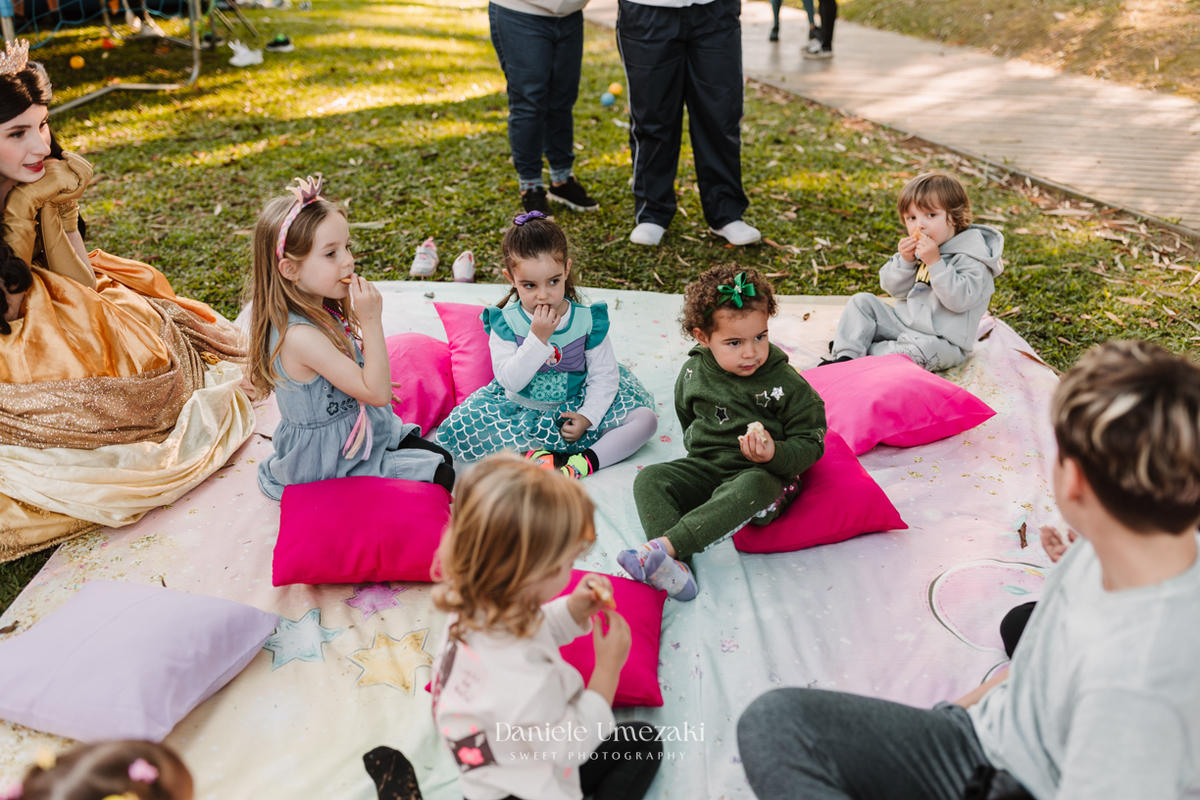 Maria Teresa comemorou seus 3 anos com uma festa ao ar livre encantadora no Real Park, em Mogi das Cruzes. Tema princesas da Disney, decoração da Doce de Laço e registro por Dani Umezaki. fotografia de aniversário em Mogi das Cruzes, festa infantil 