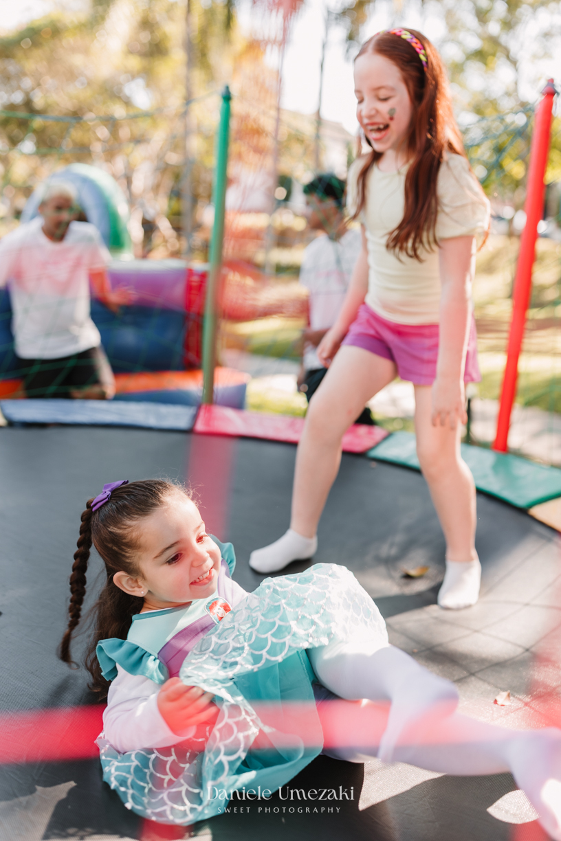Maria Teresa comemorou seus 3 anos com uma festa ao ar livre encantadora no Real Park, em Mogi das Cruzes. Tema princesas da Disney, decoração da Doce de Laço e registro por Dani Umezaki. fotografia de aniversário em Mogi das Cruzes, festa infantil 