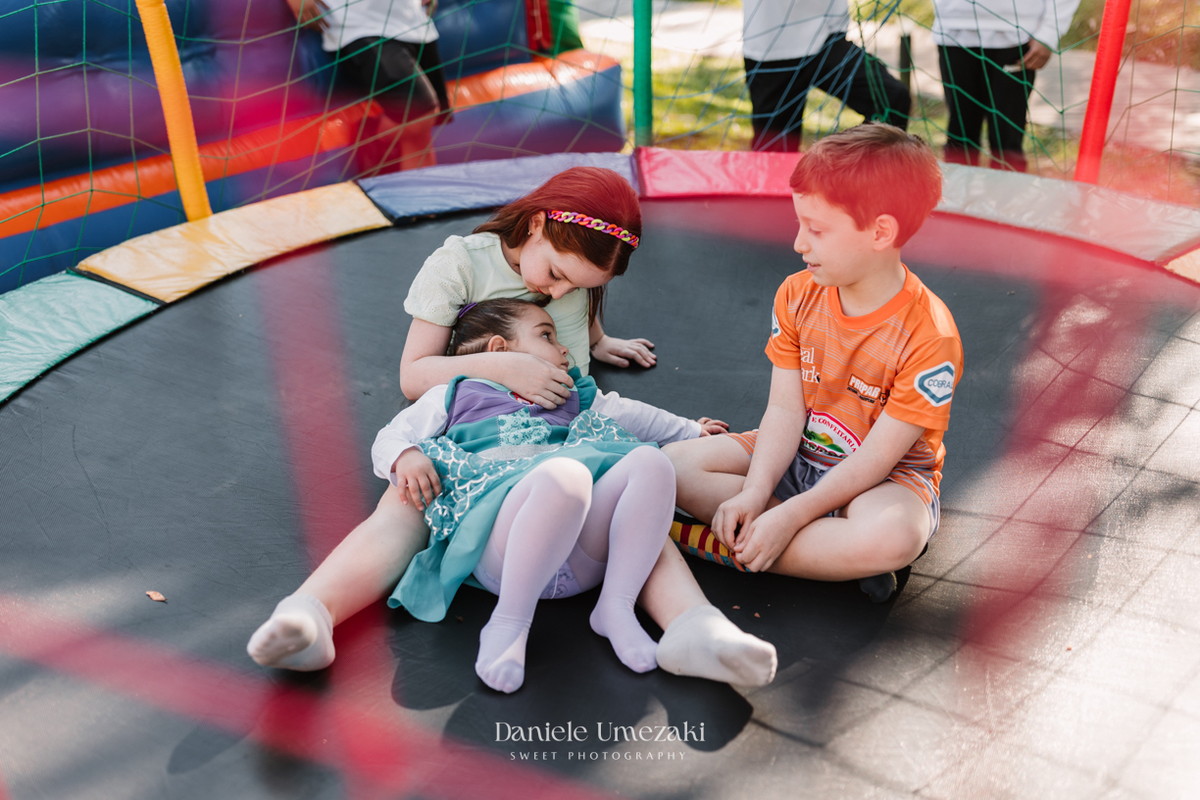 Maria Teresa comemorou seus 3 anos com uma festa ao ar livre encantadora no Real Park, em Mogi das Cruzes. Tema princesas da Disney, decoração da Doce de Laço e registro por Dani Umezaki. fotografia de aniversário em Mogi das Cruzes, festa infantil 