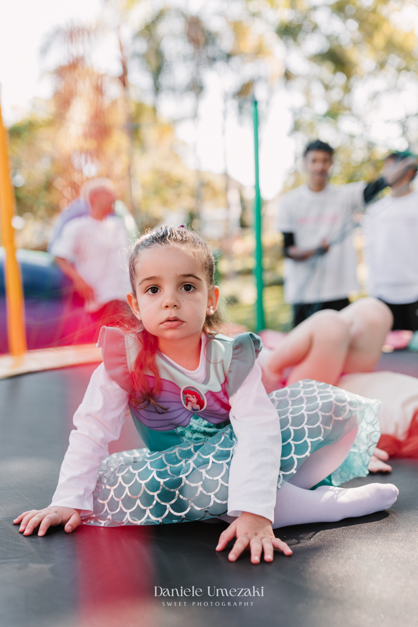 Maria Teresa comemorou seus 3 anos com uma festa ao ar livre encantadora no Real Park, em Mogi das Cruzes. Tema princesas da Disney, decoração da Doce de Laço e registro por Dani Umezaki. fotografia de aniversário em Mogi das Cruzes, festa infantil 
