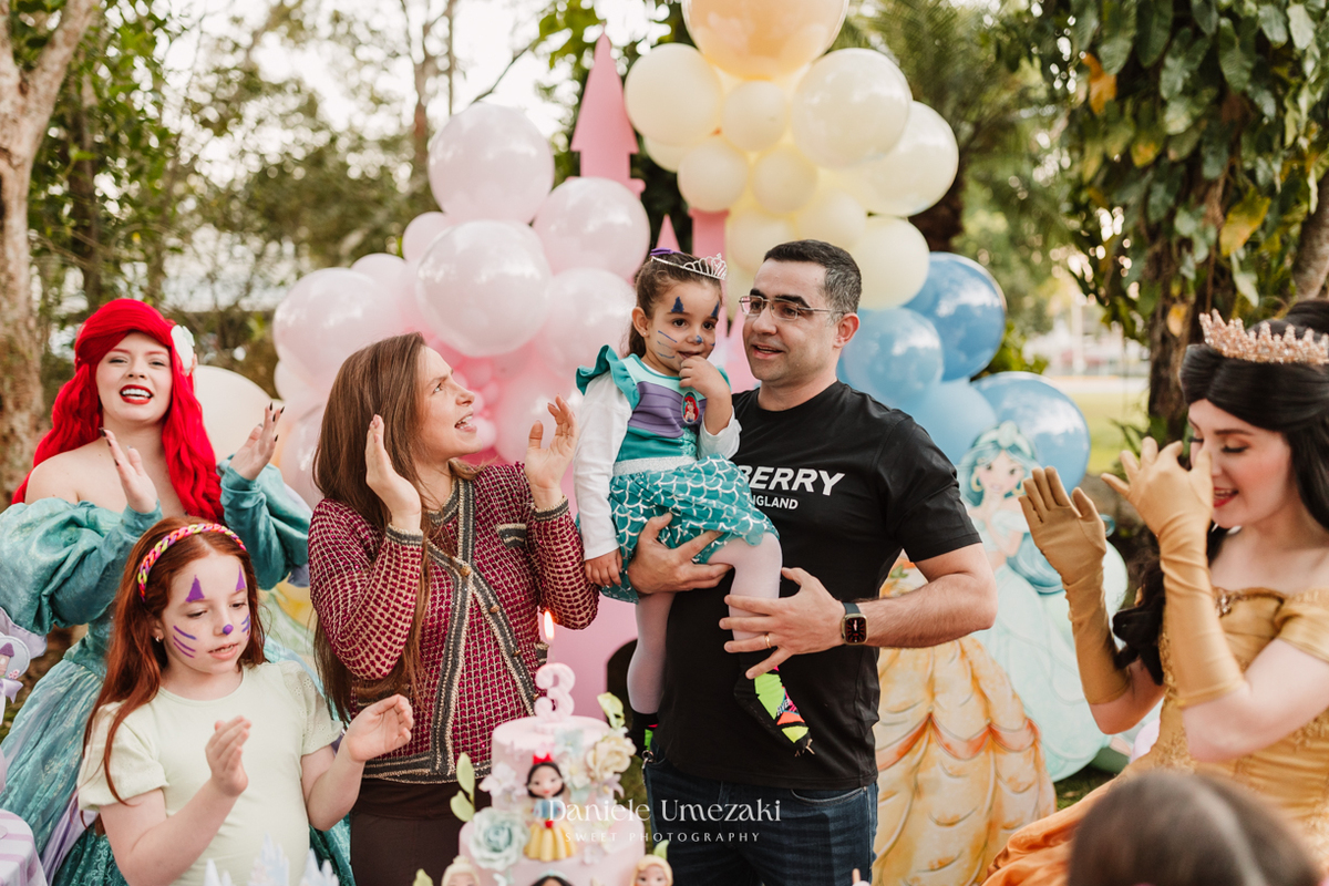 Maria Teresa comemorou seus 3 anos com uma festa ao ar livre encantadora no Real Park, em Mogi das Cruzes. Tema princesas da Disney, decoração da Doce de Laço e registro por Dani Umezaki. fotografia de aniversário em Mogi das Cruzes, festa infantil 