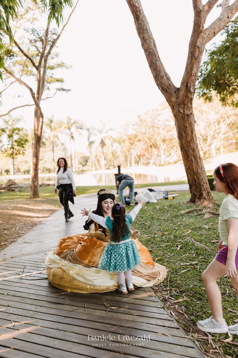 Maria Teresa comemorou seus 3 anos com uma festa ao ar livre encantadora no Real Park, em Mogi das Cruzes. Tema princesas da Disney, decoração da Doce de Laço e registro por Dani Umezaki. fotografia de aniversário em Mogi das Cruzes, festa infantil 