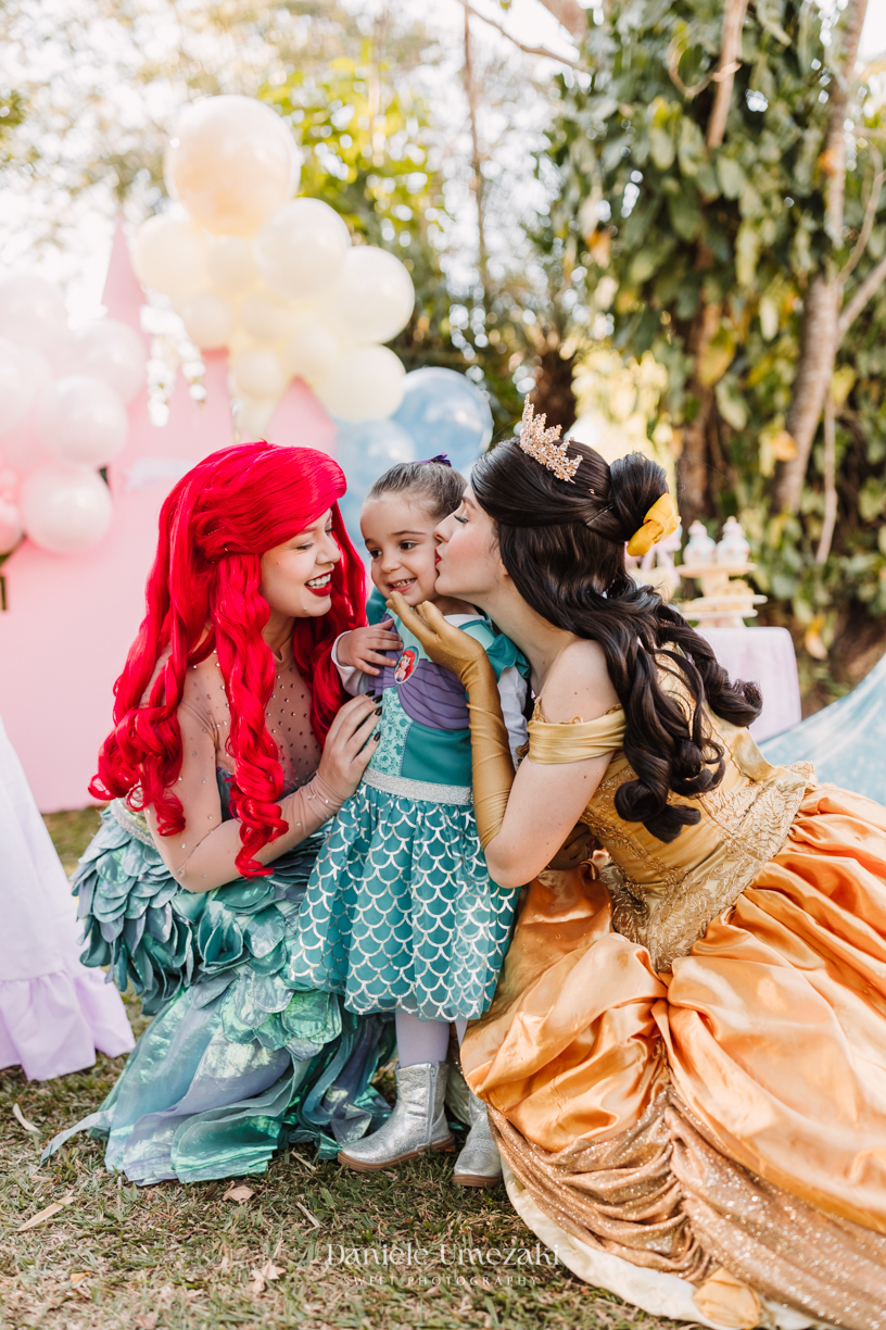 Maria Teresa comemorou seus 3 anos com uma festa ao ar livre encantadora no Real Park, em Mogi das Cruzes. Tema princesas da Disney, decoração da Doce de Laço e registro por Dani Umezaki. fotografia de aniversário em Mogi das Cruzes, festa infantil 