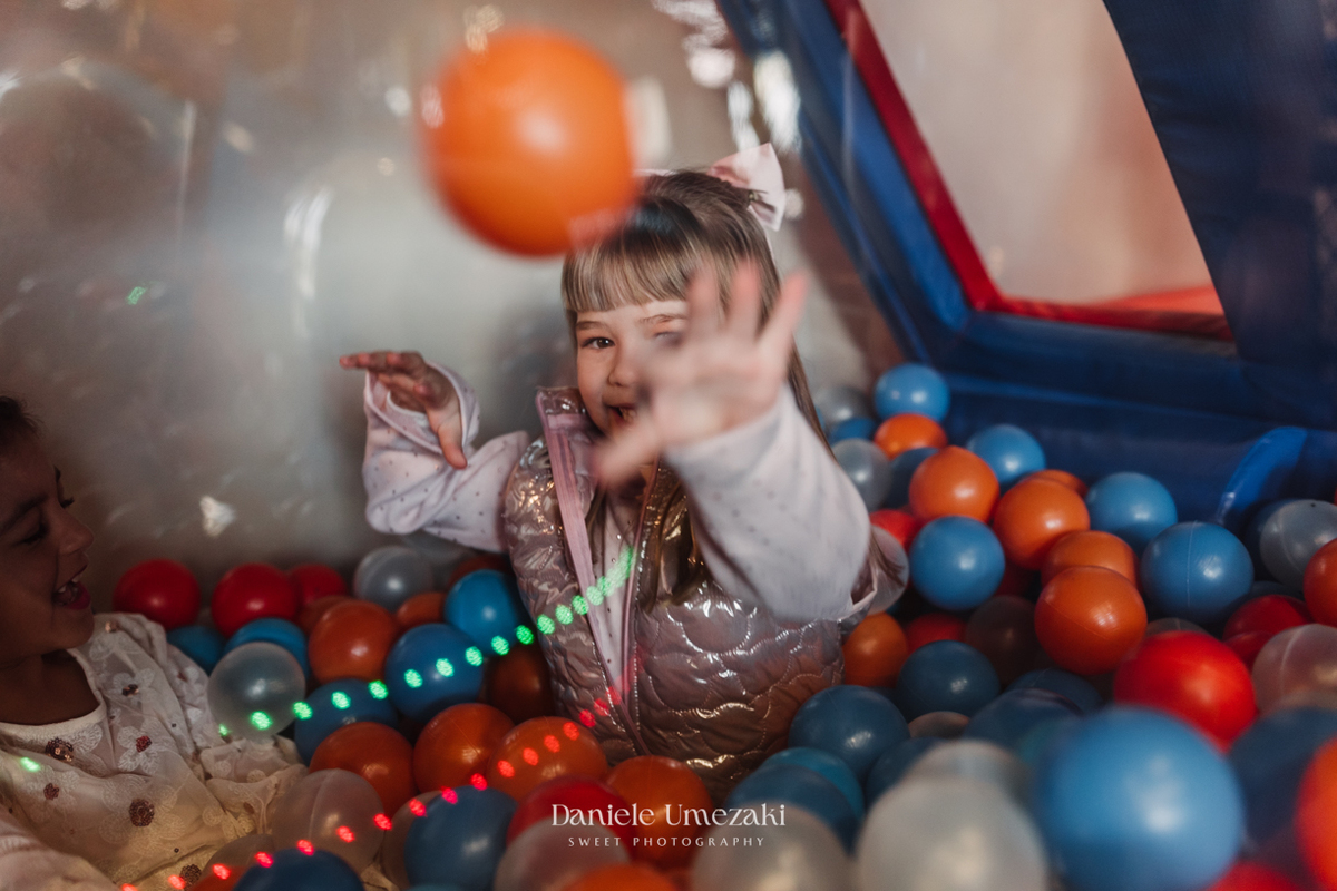 Fotografia de aniversário infantil em Guarulhos. Festa de 1 ano do Lucas no Buffet Star Kids Maia, com tema Fazendinha do Mickey decorado por Ju Dantas Decorações. Momentos especiais e cheios de amor registrados por Dani Umezaki. Fotografia de Aniversário