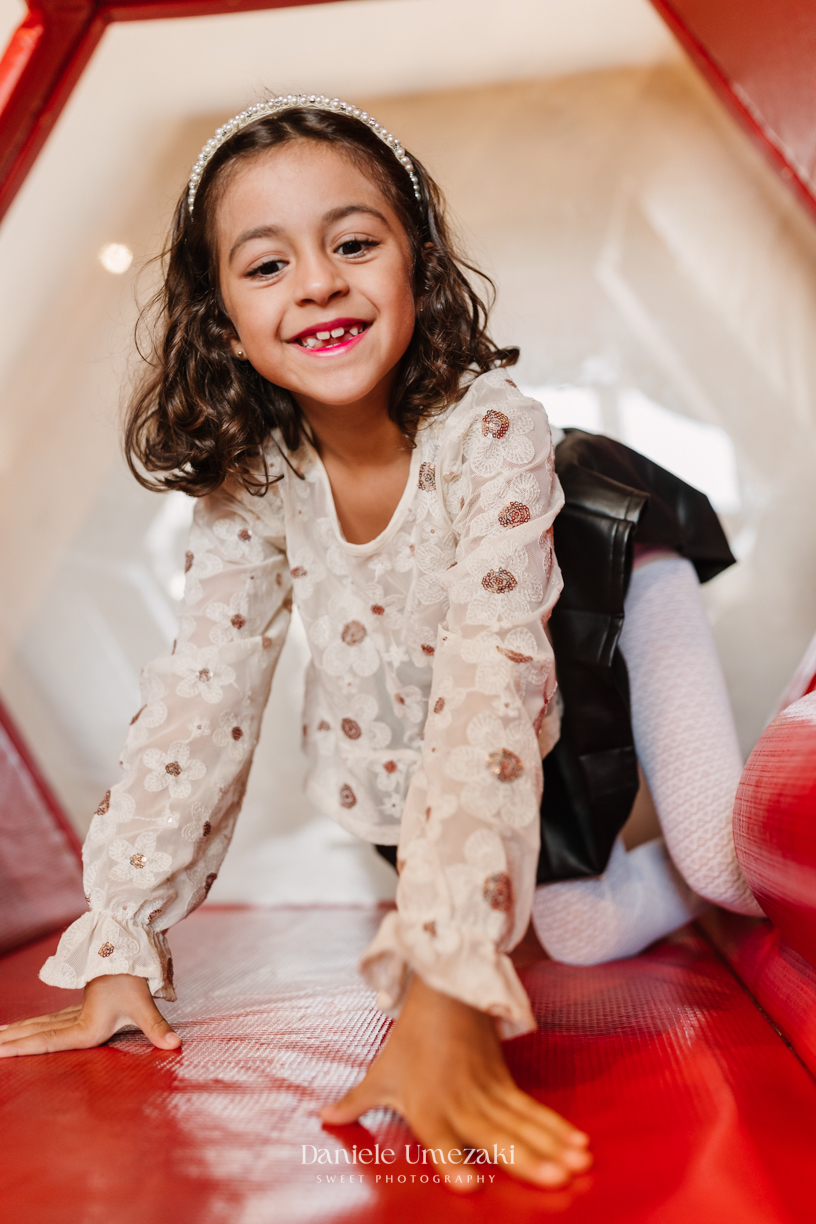 Fotografia de aniversário infantil em Guarulhos. Festa de 1 ano do Lucas no Buffet Star Kids Maia, com tema Fazendinha do Mickey decorado por Ju Dantas Decorações. Momentos especiais e cheios de amor registrados por Dani Umezaki. Fotografia de Aniversário