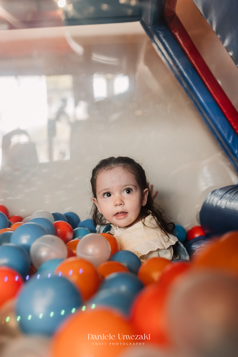 Fotografia de aniversário infantil em Guarulhos. Festa de 1 ano do Lucas no Buffet Star Kids Maia, com tema Fazendinha do Mickey decorado por Ju Dantas Decorações. Momentos especiais e cheios de amor registrados por Dani Umezaki. Fotografia de Aniversário
